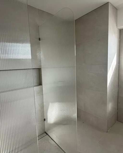 Curved reeded glass shower