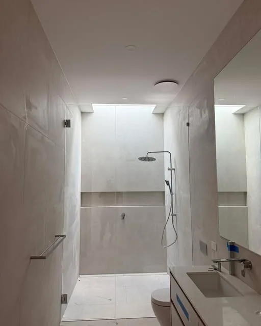 Frameless shower screens